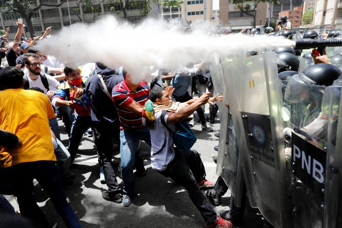 Demonstrators clash with security forces during an opposition rally in Caracas, Venezuela April 4, 2017. REUTERS/Carlos Garcia Rawlins