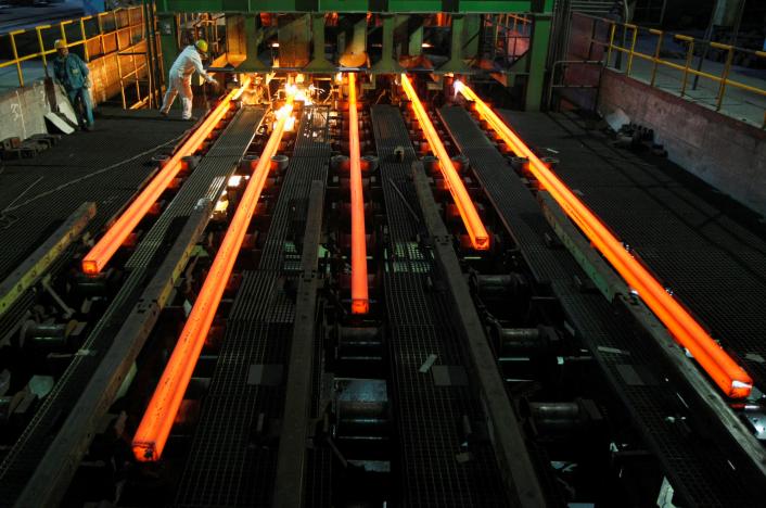 FILE PHOTO: Employees work in a Hangzhou Iron and Steel Group Company workshop in Hangzhou, Zhejiang province August 4, 2009. REUTERS/Steven Shi/File Photo