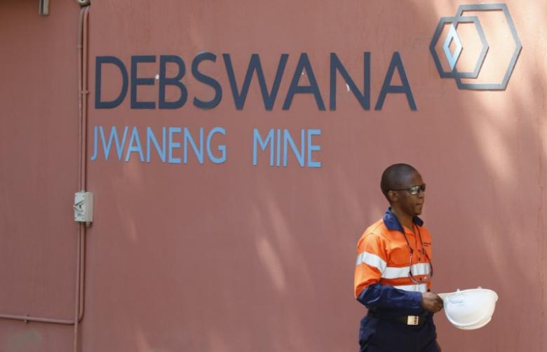 A worker arrives at the Jwaneng diamond mine,operated by Debswana, a joint venture between Anglo American unit De Beers and the Botswana government outside Gaborone,Botswana, in this picture taken November 25, 2015. REUTERS/Siphiwe Sibeko