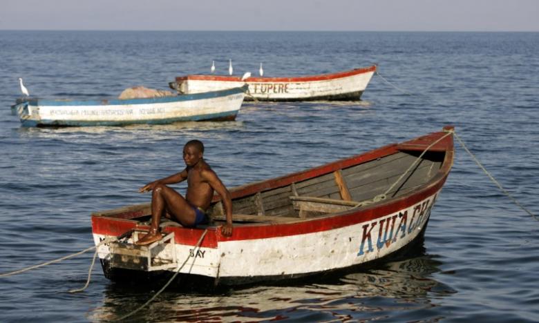 FILE PHOTO: A fisherman prepares his boat on the banks of Lake Malawi about 100 kilometers east of the capital Lilongwe,May 14,2008.REUTERS/Siphiwe Sibeko (Malawi)