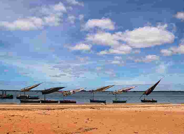 mozambique_Inhambane_boats-moored.jpg.pagespeed.ce.1Fv8RrVvj4 (1)