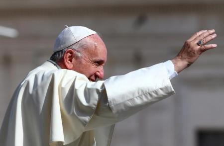 Pope Francis waves as he arrives to lead his Wednesday general audience in Saint Peter's square at the Vatican,  May 24, 2017. REUTERS/Alessandro Bianchi