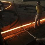 Labourers work inside a steel factory in Agartala, capital of India's northeastern state of Tripura, October 13, 2009.   REUTERS/Jayanta Dey