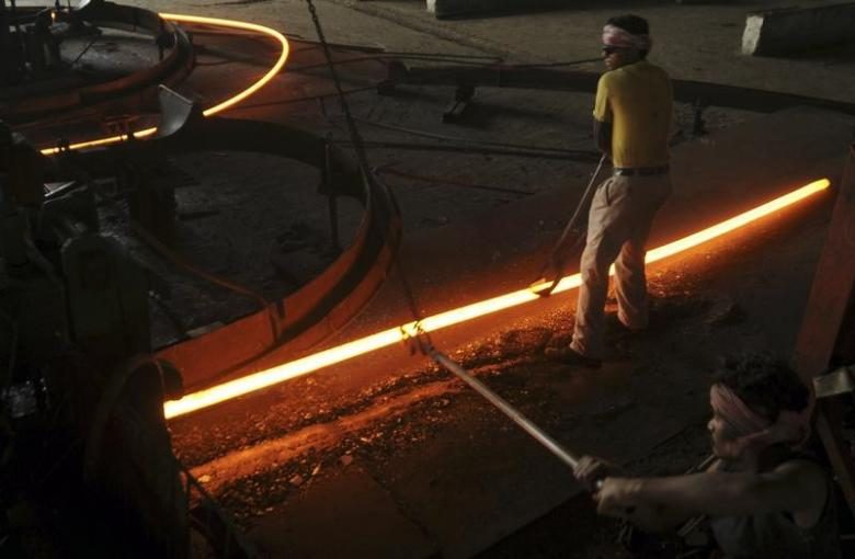 Labourers work inside a steel factory in Agartala, capital of India's northeastern state of Tripura, October 13, 2009.   REUTERS/Jayanta Dey