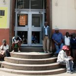 Reuters (File photo) / People queue to withdraw cash from a local bank in Harare, Zimbabwe, September 15, 2016.