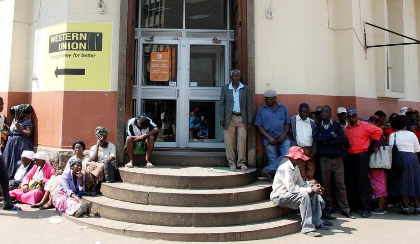 Reuters (File photo) / People queue to withdraw cash from a local bank in Harare, Zimbabwe, September 15, 2016.