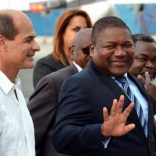 Filipe Jacinto Nyusi (D), Presidente de la República de Mozambique, a su arribo a La Habana, por la Terminal 1 del aeropuerto Internacional José Martí, acompañado por Rogelio Sierra (I), Viceministro de Relaciones Exteriores de Cuba, el 15 de junio de 2017.   ACN FOTO/Marcelino VÁZQUEZ HERNÁNDEZ/ogm