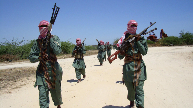 Militants of al Shabaab train with weapons on a street in the outskirts of Mogadishu, November 4, 2008. The violence in Somalia has killed nearly 10,000 civilians since the start of 2007 and forced more than a million from their homes, triggering a humanitarian crisis that aid workers say is one of the worst -- and most neglected -- in Africa. REUTERS/Feisal Omar (SOMALIA) - RTXA8JZ