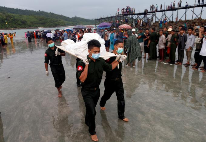 Military soldiers carry dead bodies from a crashed military plane outside Launglon township, Myanmar June 8 , 2017.  REUTERS/Soe Zeya Tun