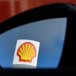 A Shell logo is seen reflected in a car's side mirror at a petrol station in west London, Britain, January 29, 2015. Picture taken January 29, 2015.  REUTERS/Toby Melville/File Photo