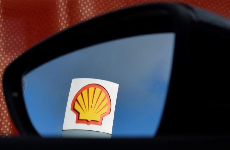 A Shell logo is seen reflected in a car's side mirror at a petrol station in west London, Britain, January 29, 2015. Picture taken January 29, 2015.  REUTERS/Toby Melville/File Photo