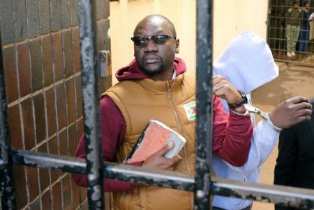 Handcuffed Pastor Evan Mawarire arrives at court after he was arrested for addressing students demonstrating over fees in Harare, Zimbabwe June 28,2017. REUTERS/Philimon Bulawayo