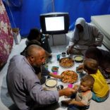 Displaced Iraqi family from Mosul eat a simple meal for their Iftar, during the Muslim holy month of Ramadan at a refugee camp al-Khazir in the outskirts of Erbil, Iraq June 10, 2017. Picture taken June 10, 2017.   REUTERS/Erik De Castro