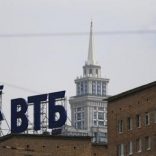 The logo of VTB Bank is displayed on the top of a building in Moscow August 1, 2014.   REUTERS/Maxim Shemetov