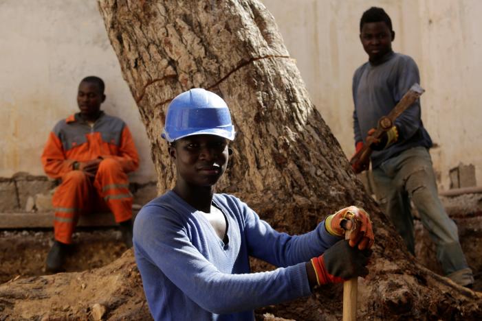 African migrants work at the construction site of a building in Algiers, Algeria June 29, 2017. REUTERS/Ramzi Boudina
