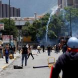 Demonstrators clash with riot security forces while participating in a strike called to protest against Venezuelan President Nicolas Maduro's government in Caracas, Venezuela, July 20, 2017. REUTERS/Carlos Garcia Rawlins