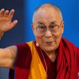 The Dalai Lama waves as he leaves after speaking on "Embracing the Beauty of Diversity in our World" to thousands at the UC San Diego campus in San Diego, California, U.S. June 16, 2017.  REUTERS/ Mike Blake