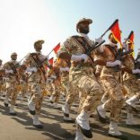 FILE PHOTO: Members of the Iranian revolutionary guard march during a parade to commemorate the anniversary of the Iran-Iraq war (1980-88), in Tehran September 22, 2011. REUTERS/Stringer/File Photo