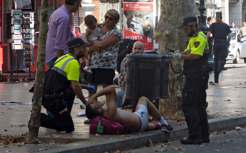 137674848_EFE_A-van-crashes-into-pedestrians-in-Barcelona_trans_NvBQzQNjv4BqRf-JwjkUI04RQsPVbslsYLwHsFeDgxrCnbJEtrxTA2g