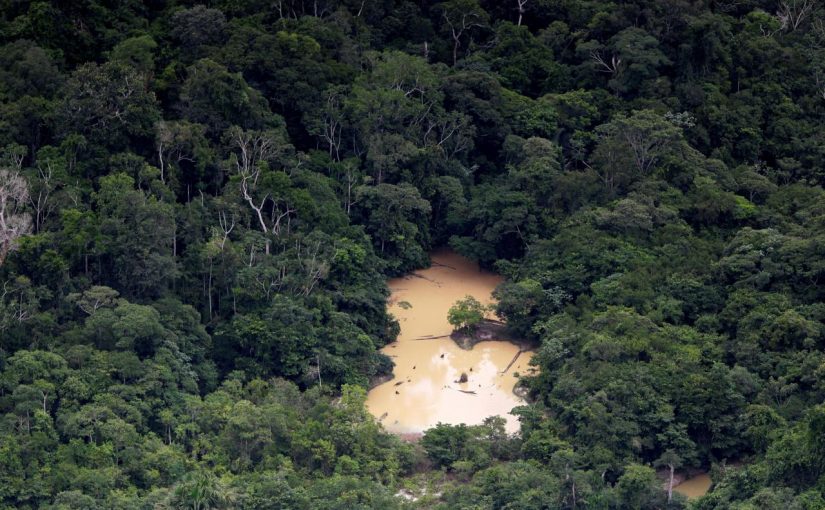 FILE PHOTO: An aerial view shows an illegal mining camp during an operation to combat illegal mining and logging conducted by agents of the Brazilian Institute for the Environment and Renewable Natural Resources, or Ibama, supported by military police, in the municipality of Novo Progresso, Para State, northern Brazil, November 11, 2016. REUTERS/Ueslei Marcelino/File photo