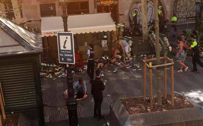 barcelona-massive-crash-2-armed-men-terror-attack-647_081717095247