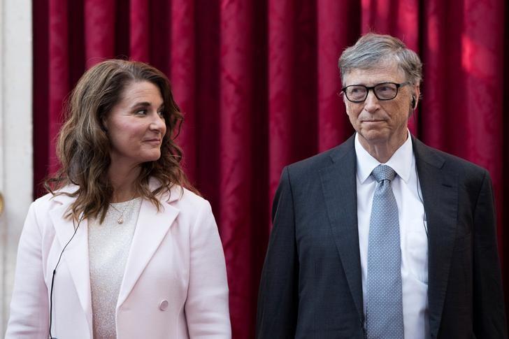 Philanthropist and co-founder of Microsoft, Bill Gates (R) and his wife Melinda listen to the speech by French President Francois Hollande, prior to being awarded Commanders of the Legion of Honor at the Elysee Palace in Paris, France, April 21, 2017. REUTERS/Kamil Zihnioglu