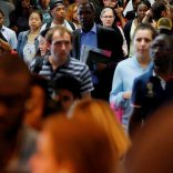 Selon un sondage réalisé dans 65 pays par BVA, Gallup International et Win pour Le Point, seulement 17% des Français interrogés pensent que l'année à venir sera meilleure que 2014 (-1 point par rapport à 2013), ce qui fait de la France le 64e pays sur 65 devant l'Italie (14%), selon cet indicateur général de confiance. /Photo prise le 13 juin 2014/REUTERS/Gonzalo Fuentes