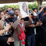 Supporters of ousted former Thai prime minister Yingluck Shinawatra wait for her at the Supreme Court in Bangkok, Thailand, August  25, 2017. REUTERS/Jorge Silva