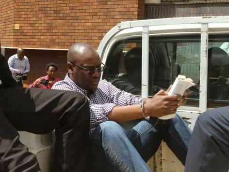 Zimbabwean pastor Evan Mawarire reads a bible as he arrives at the Harare Magistrates court in Harare, Zimbabwe, February 3, 2017. REUTERS/Philimon Bulawayo