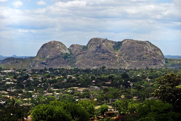 Cabeça de Velho a rocha sob forma de cabeça humana deitada de costas, exaltada pela primeira vez em festival turistico-cultural em Chimoio, Manica, centro de Moçambique, 07  de dezembro de 2014. (ACOMPANHA TEXTO) LUSA