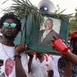 Supporters of the ruling All Peoples Congress (APC) carry a mock coffin decorated with a picture of Julius Maada Bio, a presidential candidate for the Sierra Leone People's Party (SLPP), during a rally ahead of the March 7 presidential election in Makeni, Sierra Leone March 5, 2018. REUTERS/Olivia Acland