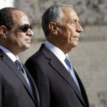 Portuguese President Marcelo Rebelo de Sousa (R) and his Egyptian counterpart Abdel Fattah al-Sisi listen to the national anthems at the Belem monastery on the beginning of the state visit in Lisbon, on November 21, 2016. / AFP PHOTO / JOSE MANUEL RIBEIRO