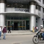 A comissão política da Resistência Nacional Moçambicana (Renamo) apelou hoje à calma dos militantes e remeteu para sábado, na cidade da Beira, o anúncio das cerimónias fúnebres do líder do partido, Afonso Dhlakama, Beira, Moçambique, 4 de amio de 2018. "A comissão política nacional apela a todos os membros, simpatizantes e sociedade em geral [para terem] muita calma e coragem. Amanhã [sábado] anunciaremos o programa das exéquias fúnebres" e respetivas datas, referiu Ossufo Momade, chefe do departamento de defesa da Renamo. RICARDO FRANCO/LUSA