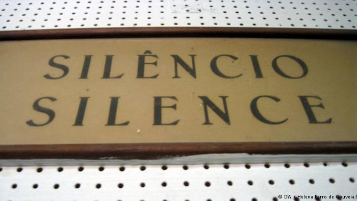 Press.silence.dw_