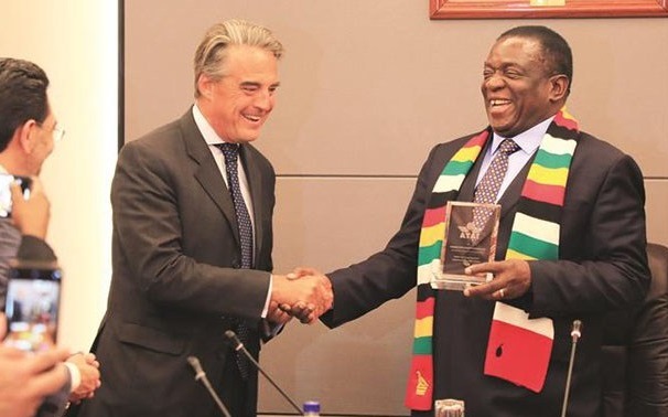 Internationalq-Air-Transport-Association-IATA-director-general-Alexandre-de-Juniac-and-Mnangagwa