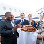 Momento-do-ritual-do-Pao-na-chegada-do-PR-no-Aereporto-em-Sochi-Russia-9