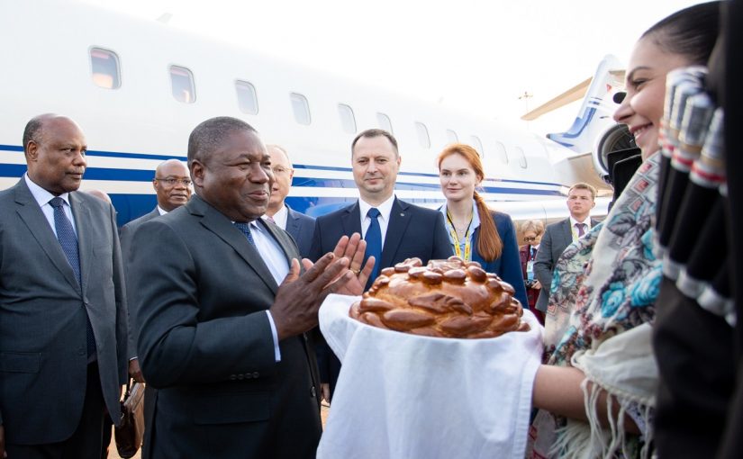 Momento-do-ritual-do-Pao-na-chegada-do-PR-no-Aereporto-em-Sochi-Russia-9