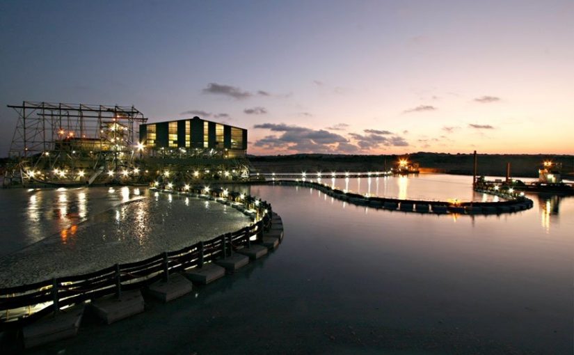 Moma.kenmare.kenmare.mz_.Wet-Concentrator-Plant-and-Dredges-operating-at-night