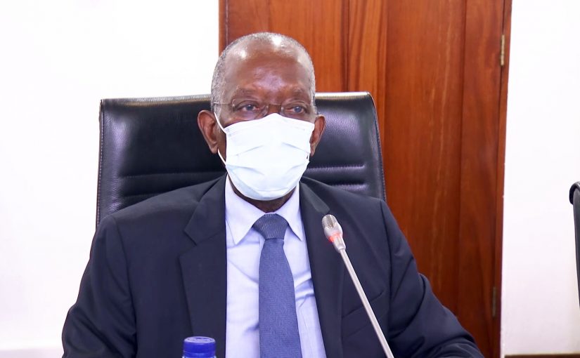 Adriano-Maleiane-no-Parlamento-02