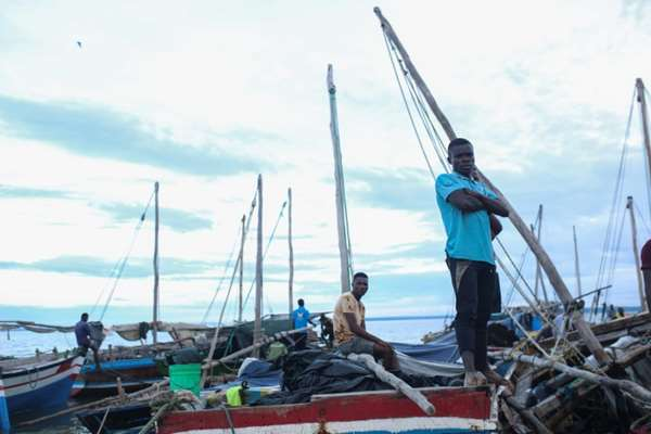 Thousands fleeing besieged Mozambique town by boat - AFP ...