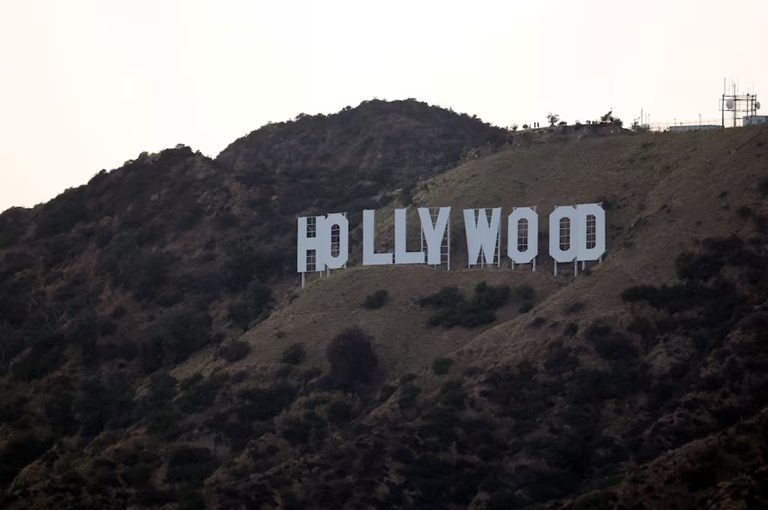 Hollyw..r