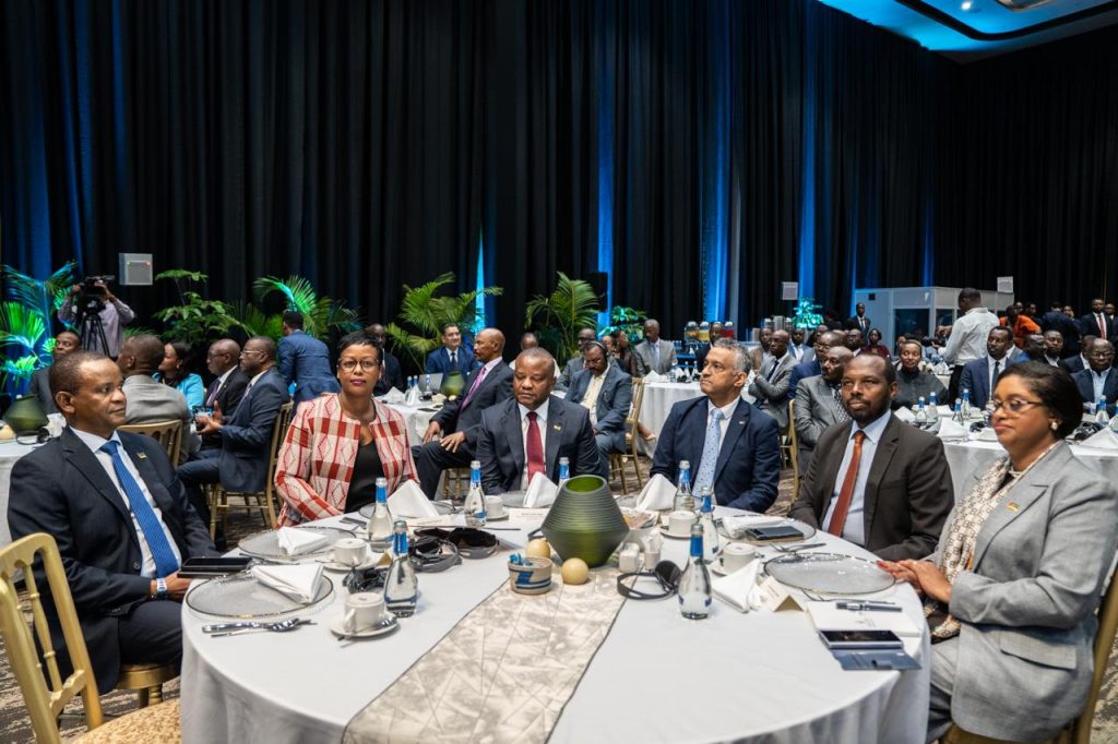 Presidente-da-Republica-participa-na-Mesa-Redonda-de-Negocios-com-empresarios-do-Ruanda-e-de-Mocambique-7-1