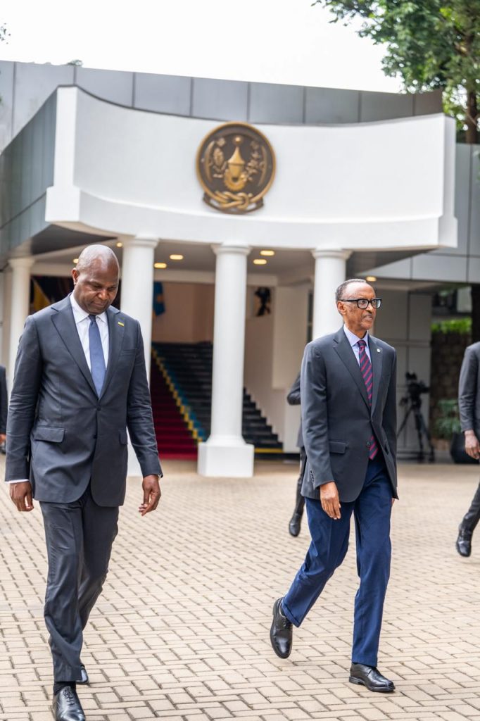 Presidentes-Daniel-Chapo-e-Paul-Kagame-mantem-encontro-tete-a-tete-e-lideram-conversacoes-oficiais-entre-as-duas-delegacoes-7