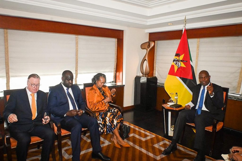 Presidente-Chapo-reune-se-com-a-Presidente-e-CEO-do-Corporate-Council-on-Africa-CCA-2