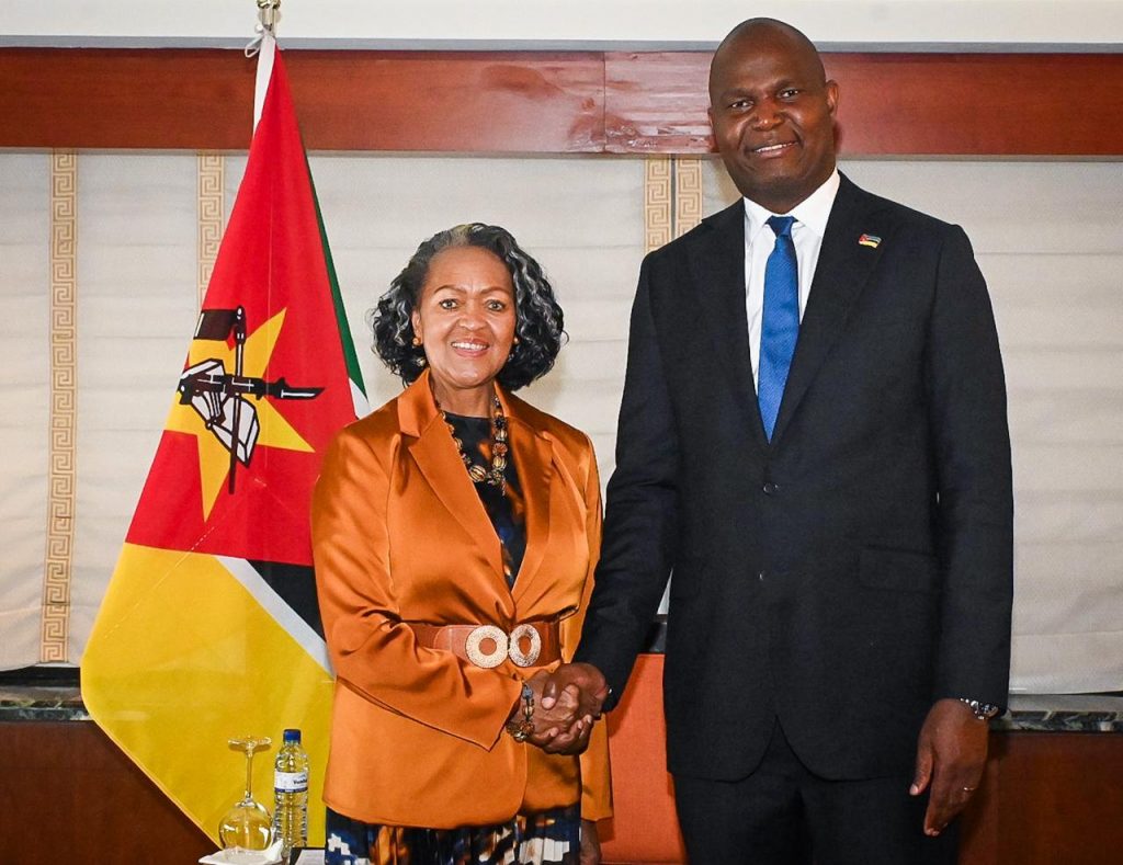 Presidente-Chapo-reune-se-com-a-Presidente-e-CEO-do-Corporate-Council-on-Africa-CCA-4