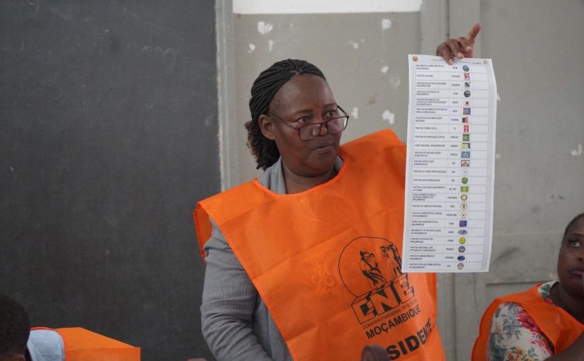 Mozambique-election-worker