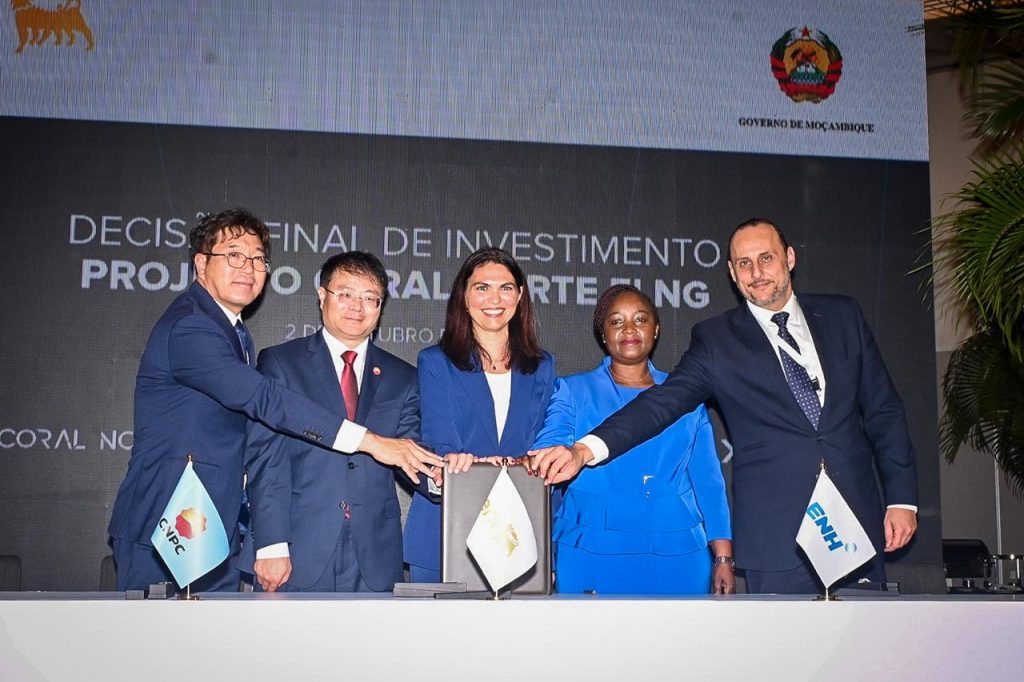 Presidente-da-Republica-participa-na-Cerimonia-do-Anuncio-da-Aprovacao-da-Decisao-Final-de-Investimento-do-Projecto-Coral-Norte-FLNG-da-Bacia-do-Rovuma-provincia-de-Cabo-Delgado-9-1
