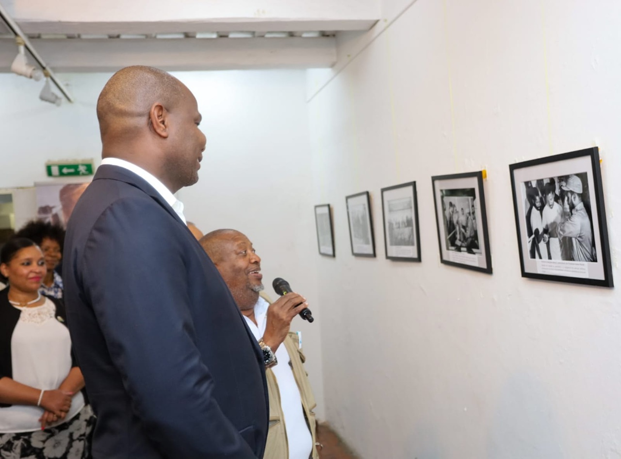 Mozambique: A very special admirer visits photojournalism stalwart Naíta Ussene’s exhibition at Fortaleza de Maputo