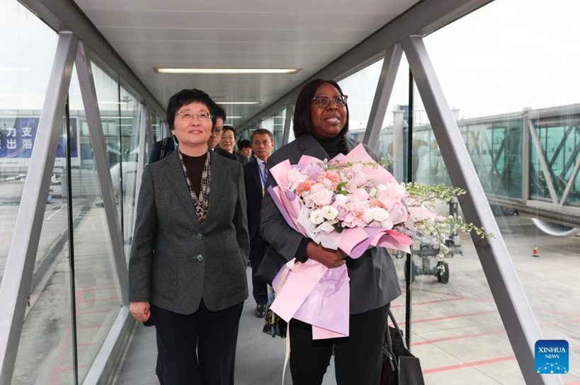 Mozambican PM arrives in Beijing for Global Leaders’ Meeting on Women