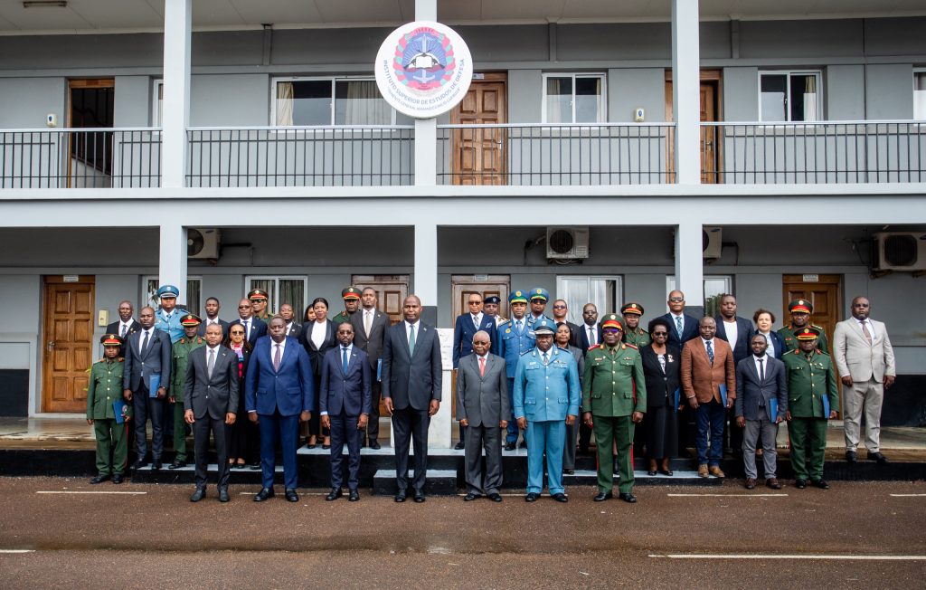 Presidente-da-Republica-dirige-a-Cerimonia-de-Encerramento-de-Cursos-do-Ano-Lectivo-2025-do-Instituto-Superior-de-Estudos-de-Defesa-ISEDEF-3